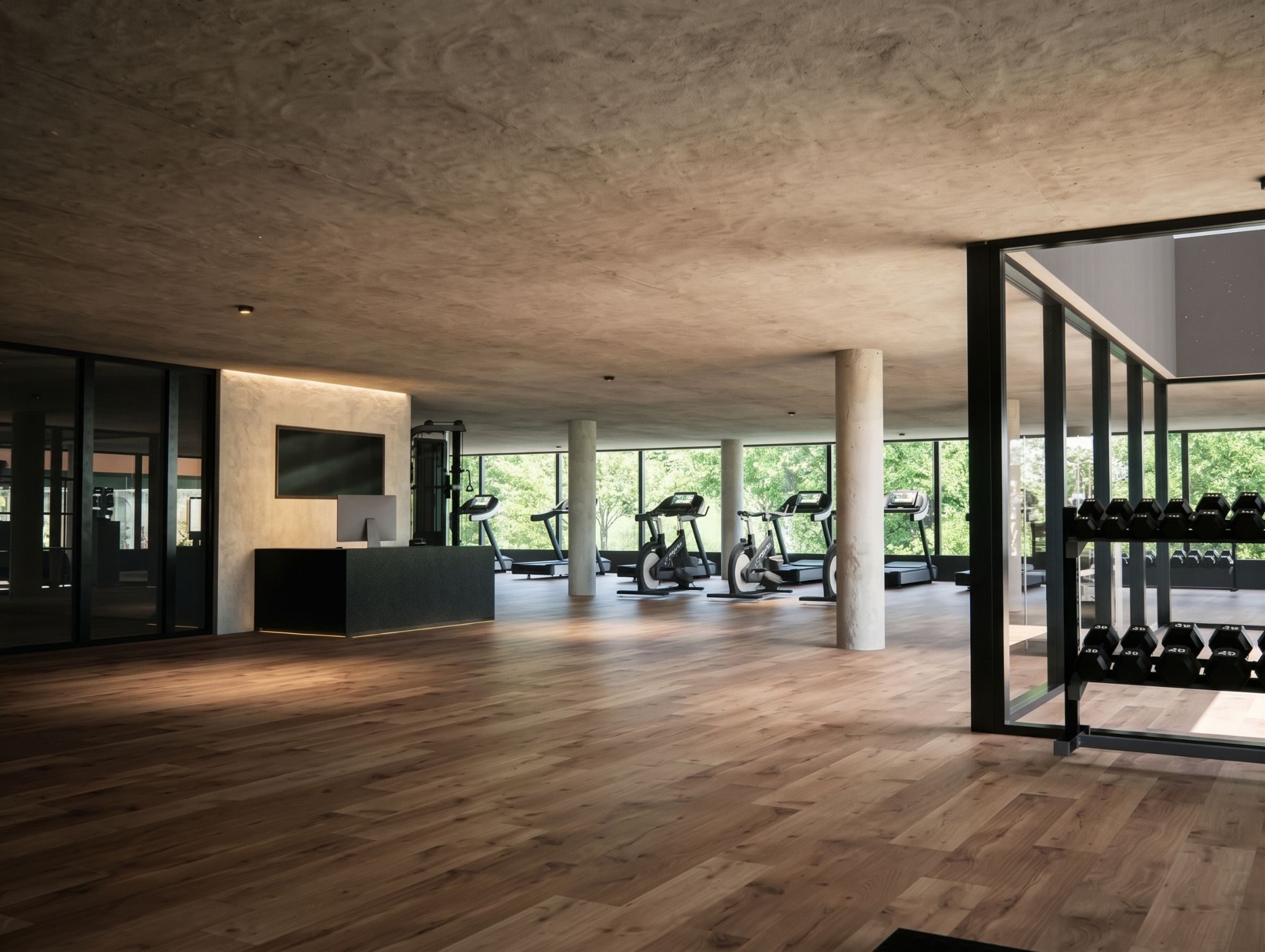 Gimnasio del 2° piso con ventanales a la plaza